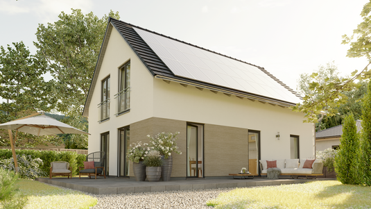 Modernes Einfamilienhaus mit Satteldach, großen Fenstern und Terrasse, umgeben von Garten und Sitzbereich in ruhiger Wohnlage.