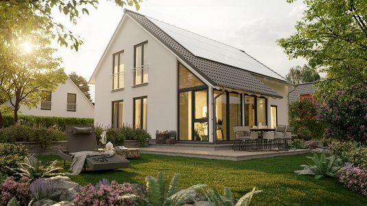 Modernes Einfamilienhaus mit heller Fassade, großem Glas-Anbau, Terrasse und gepflegtem Garten in ruhiger Wohnlage bei warmem Abendlicht.
