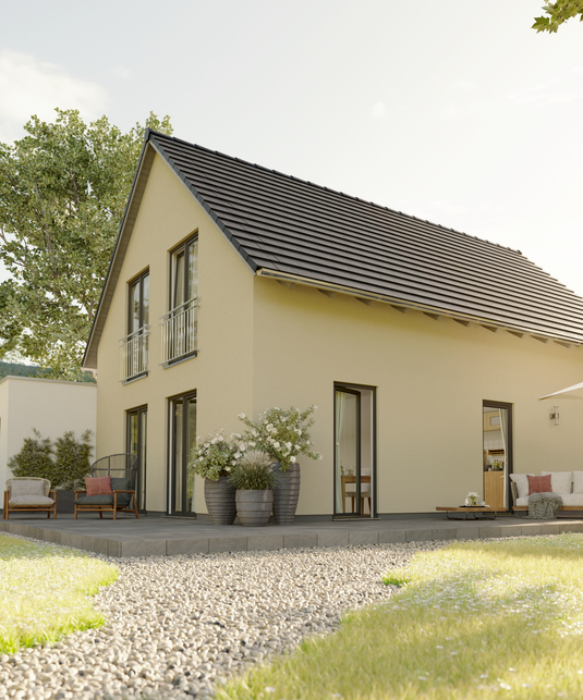 Modernes, freistehendes Einfamilienhaus mit hellem Putz, dunklem Satteldach und großen Fenstern, umgeben von Garten und Kiesweg im warmen Tageslicht.