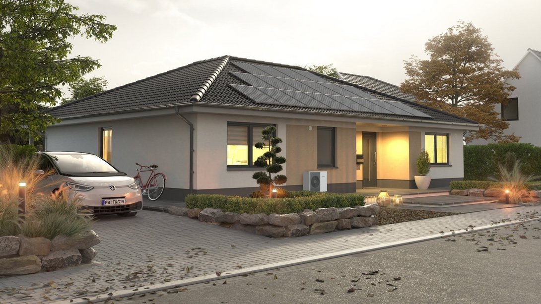Moderner Bungalow mit Solaranlage auf dem Dach und beleuchtetem Eingangsbereich in einer gepflegten Wohnsiedlung.