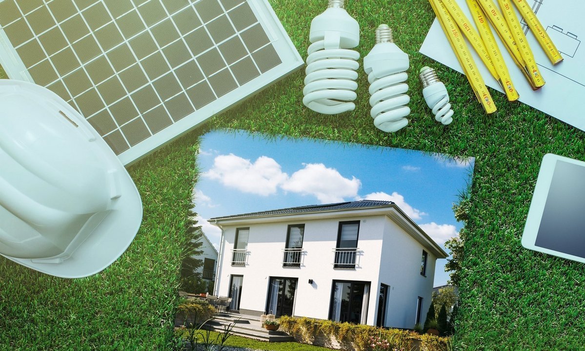 Energieeffizientes Haus mit Solarmodul, Energiesparlampen und Bauplanung als Symbol für niedrige Nebenkosten