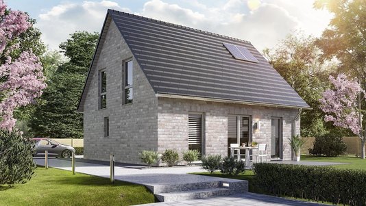 Modernes Einfamilienhaus in Massivbauweise mit Satteldach und Solarpanel, umgeben von Garten und Terrasse.