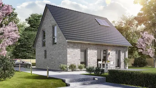 Modernes Einfamilienhaus in Massivbauweise mit Satteldach und Solarpanel, umgeben von Garten und Terrasse.