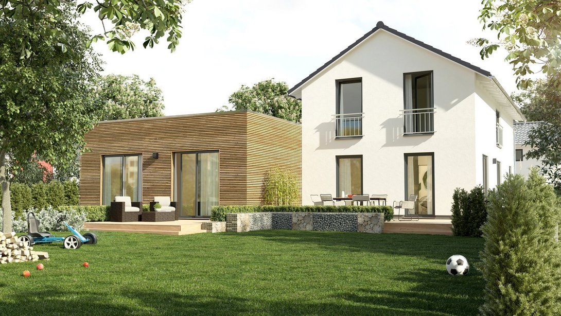 Modernes Einfamilienhaus mit Garten und Terrasse, daneben ein Anbau in Holzoptik, umgeben von Grünflächen.