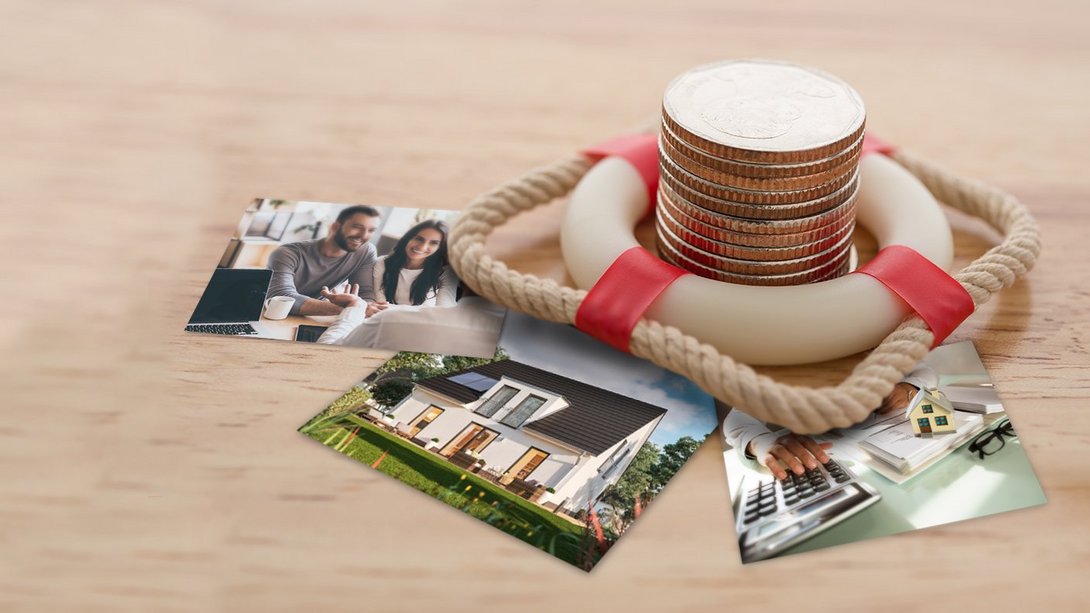 Gestapelte Münzen liegen in einem Rettungsring, umgeben von Bildern eines Hauses, eines Paares bei der Beratung und einer Finanzberechnung auf einem Tisch.