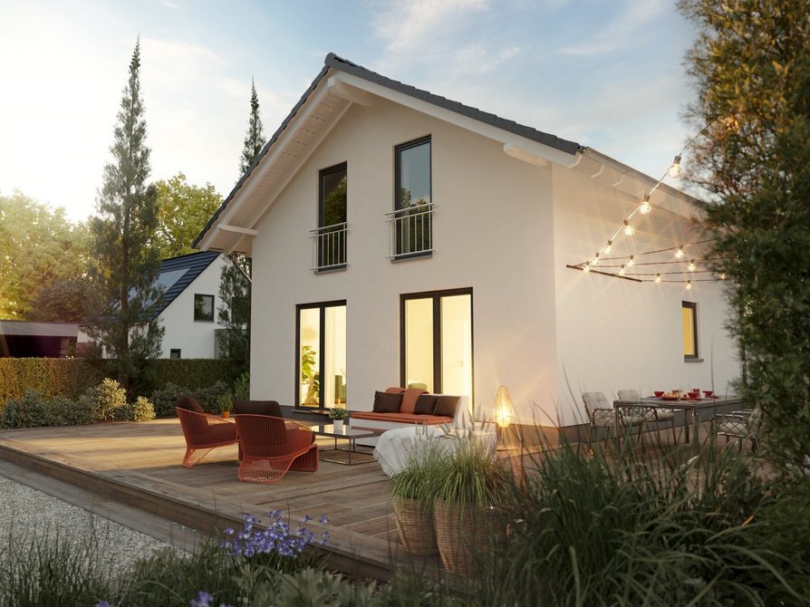 Blick in den Garten des Raumwunders 100 mit Dachüberstand und Satteldach in Anthrazit