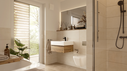 Helles, modernes Badezimmer mit bodengleicher Dusche, wandhängendem WC, Waschtisch mit Holzunterschrank, Badewanne und großem Fenster.