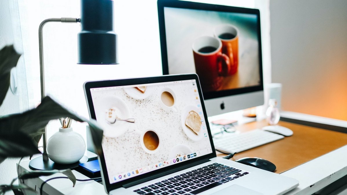Moderner Arbeitsplatz im Homeoffice als Symbol für komfortables und energieeffizientes Wohnen