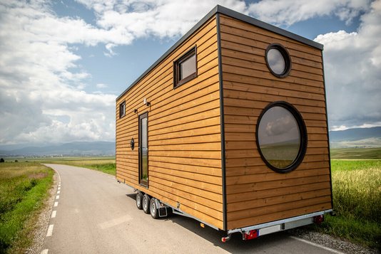 mini-holzhaus-haus-holz-single-singlehaus-03 Tiny House auf Rädern am Straßenrand