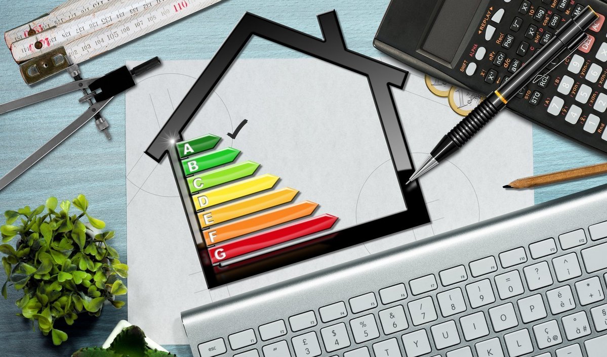 Energieeffizienz-Skala mit Haus-Symbol als Darstellung für energieeffizientes Bauen und Planen