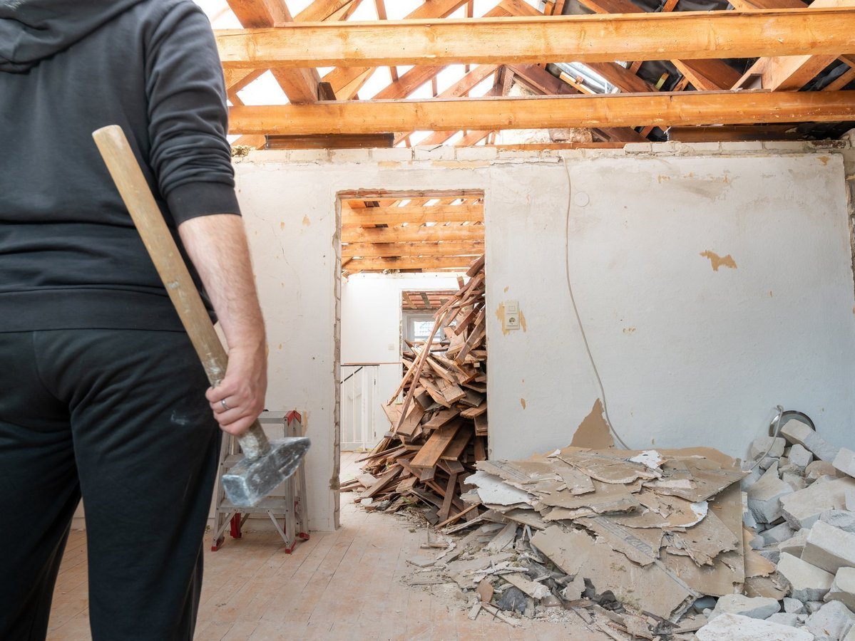 Sanierungsbedürftiger Innenraum als Ausgangspunkt für barrierefreies Bauen und altersgerechten Umbau