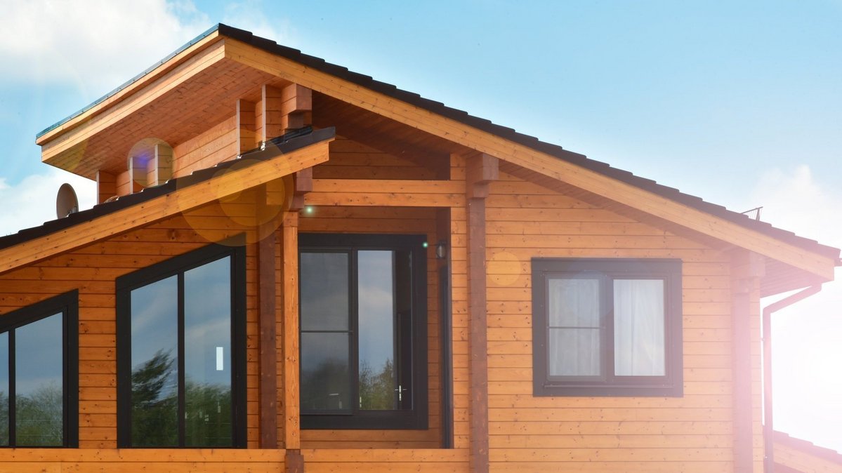 Modernes Holzhaus mit großen Fenstern als Beispiel für vorausschauendes und barrierefreies Bauen