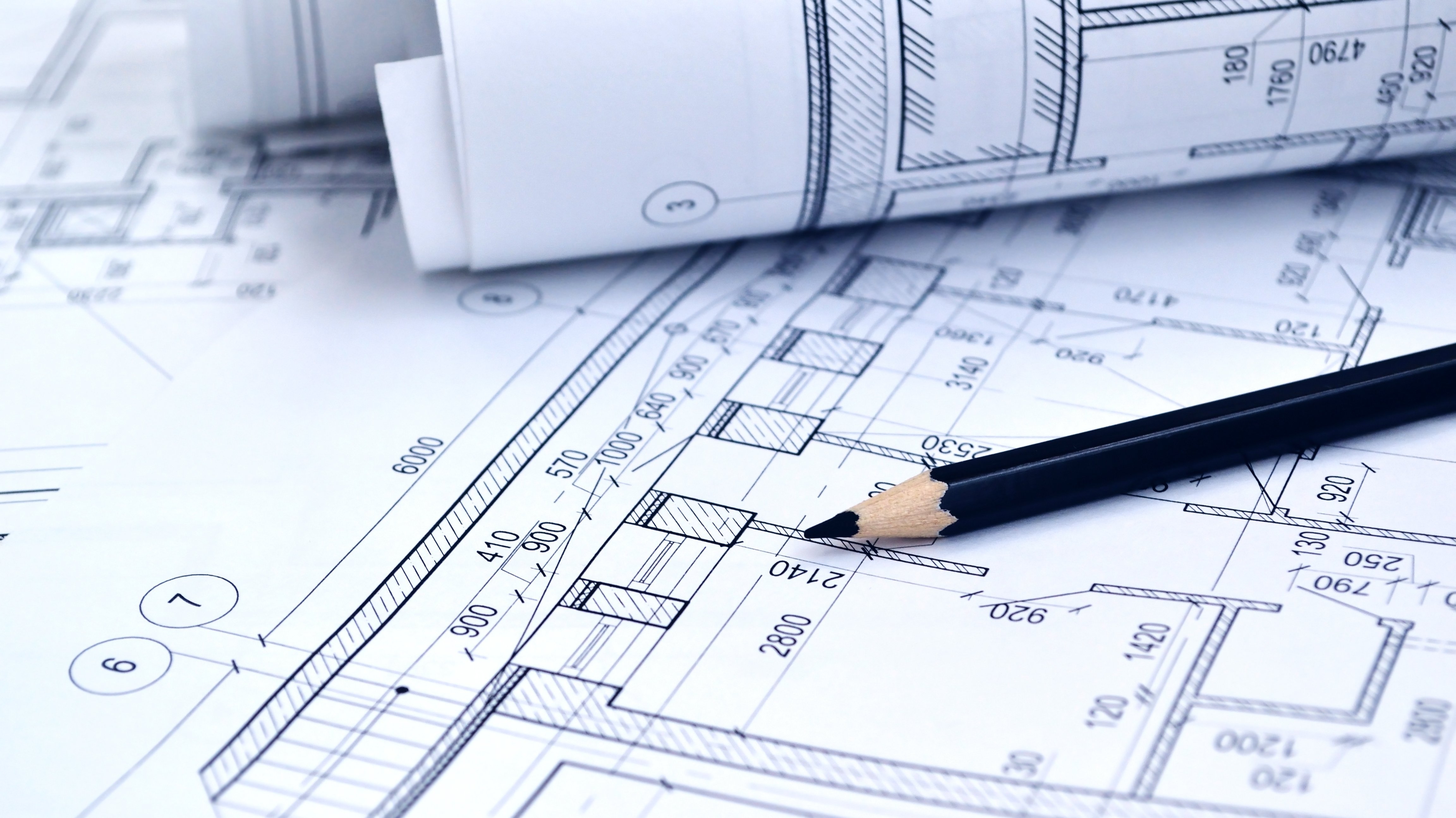 baumhaus-haus-baum-garten-bauen-holz-19 Detailaufnahme eines Bauplans mit eingezeichneten Grundrissen, Maßangaben und einem Bleistift, der auf einen Raum zeigt.