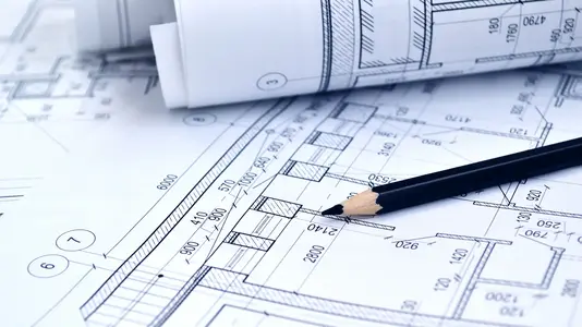 baumhaus-haus-baum-garten-bauen-holz-19 Detailaufnahme eines Bauplans mit eingezeichneten Grundrissen, Maßangaben und einem Bleistift, der auf einen Raum zeigt.